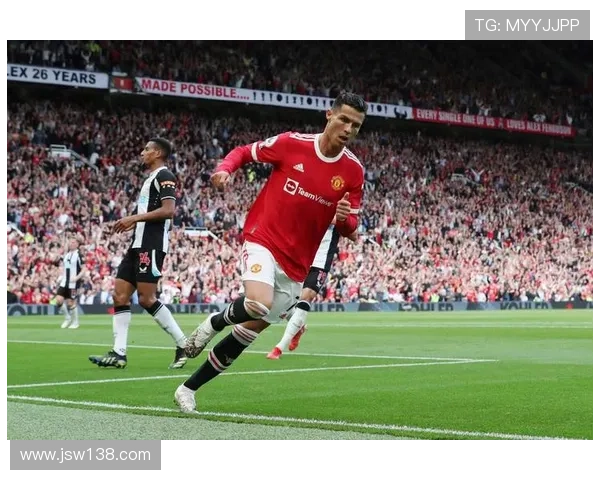 迷你C罗风采闪耀曼联赛场